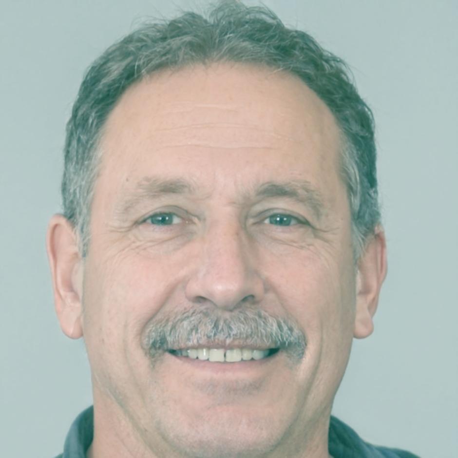 Portret Grzegorza Wąsika, specjalisty ds. integracji API